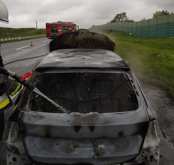 Na A1 pod Chełmnem doszczętnie spalił się samochód/ Fot. KP PSP Chełmno