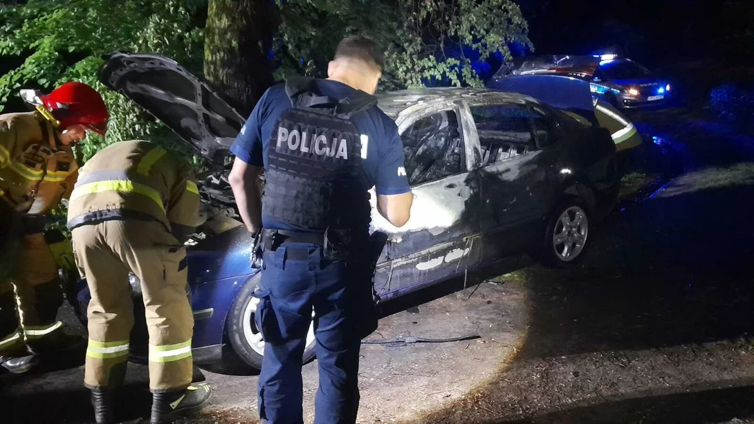 W nocy pod Chełmnem doszczętnie spalił się samochód. Policja ustala, kto go podpalił/ Fot. KP PSP Chełmno