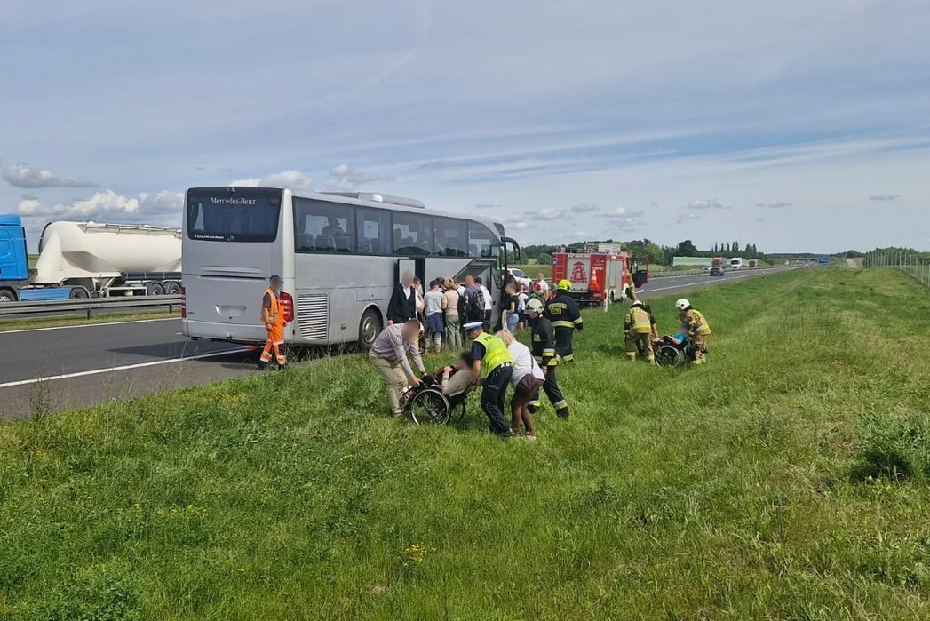 Niepełnosprawne dzieci jadące na wycieczkę, na A1 musiały wysiąść z autobusu/ Fot. KPP Świecie