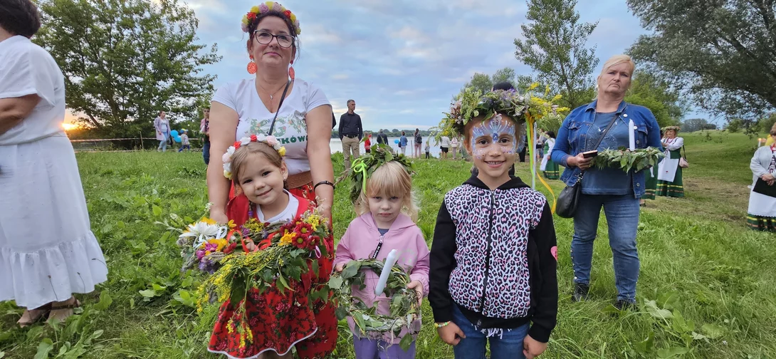 Puszczanie wianków nad Wisłą w Bieńkówce w gminie Chełmno/ Fot. Bartosz Kubacki