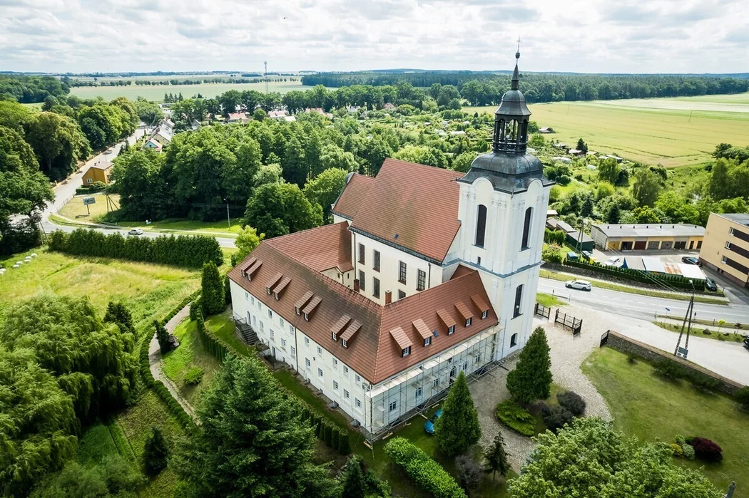 Wśród dofinansowanych projektów jest konserwacja dachu budynku Klasztoru Karmelitów Bosych w Zamartem, fot. Tomasz Czachorowski/eventphoto.com.pl dla UMWKP