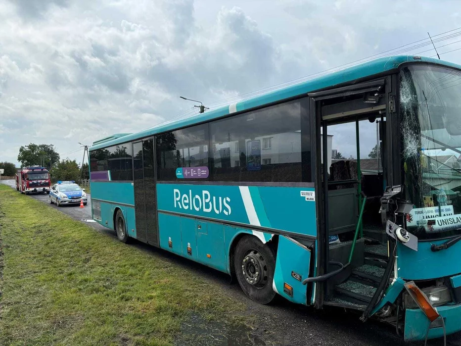 Pod Chełmnem kobieta kierująca autobusem uderzyła w drzewo/ Fot. OSP Unisław