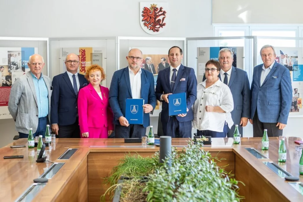 Podpisanie wniosku o wpisanie zespołu zabytkowej warzelni soli w Ciechocinku na listę UNESCO, fot. Szymon Zdziebło/tarantoga.pl dla UMWKP