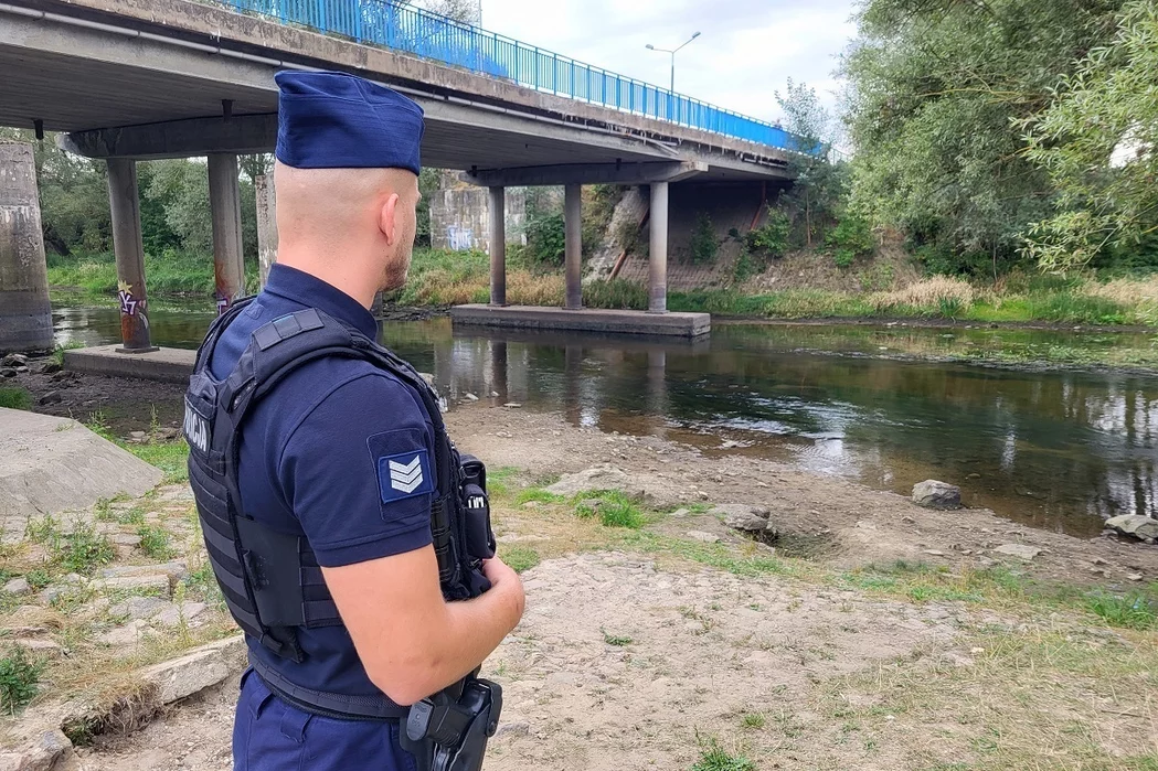 Mężczyzna chciał skoczyć z mostu na Wdzie w Świeciu/ Fot. KPP Świecie