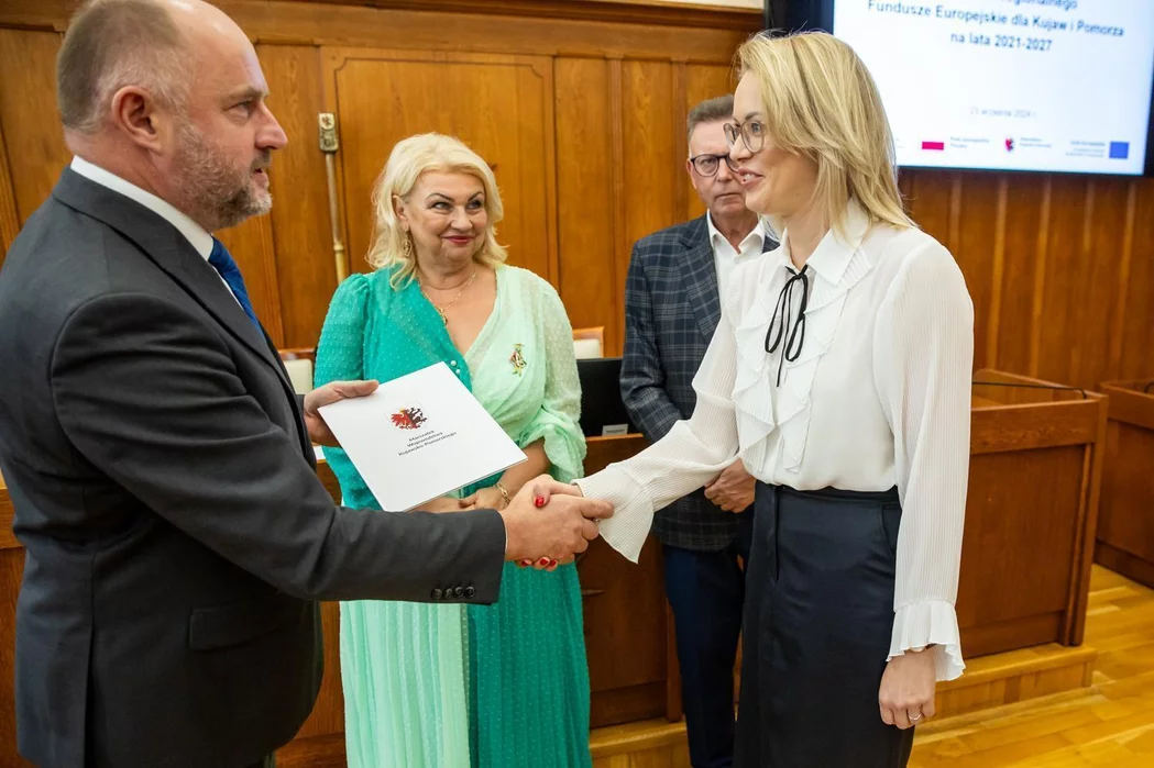 Ceremonia wręczenia umów FEdKP 2021-2027, fot. Andrzej Goiński/UMWKP