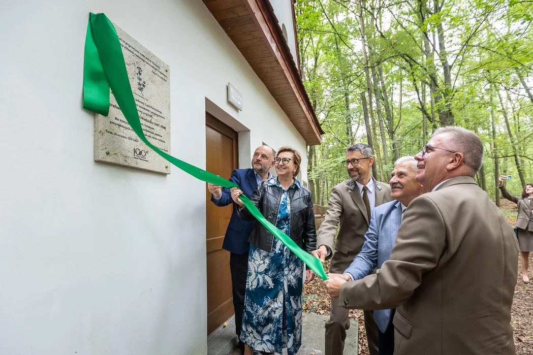 Odsłonięcie tablicy pamiątkowej w Lesie Piwnickim, fot. Szymon Zdziebło/tarantoga.pl dla UMWKP