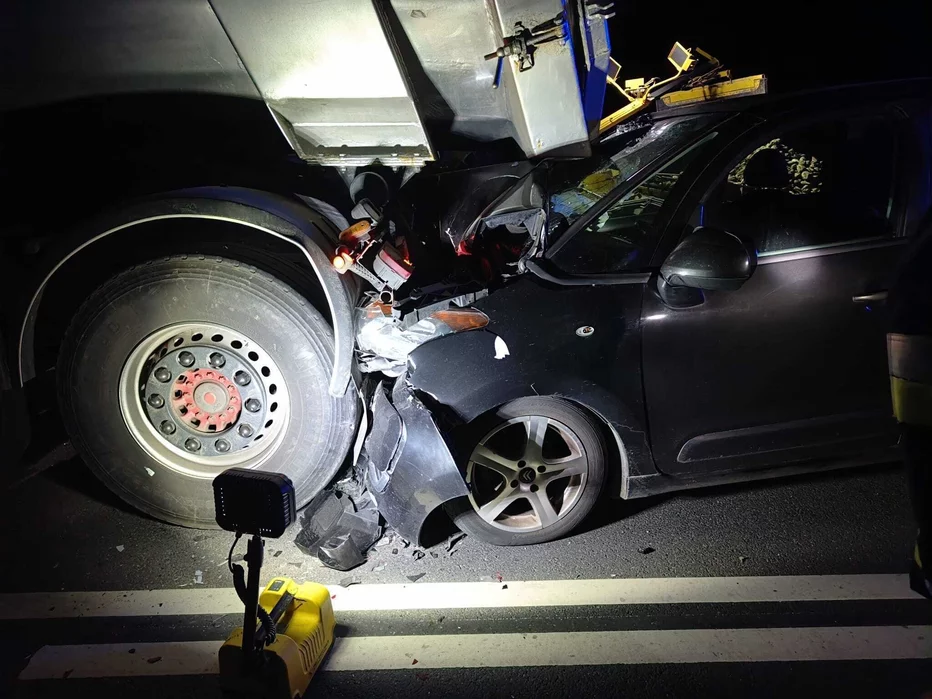 Pod Chełmnem zderzyły się auto osobowe i ciężarówka/ Fot. OSP Unisław