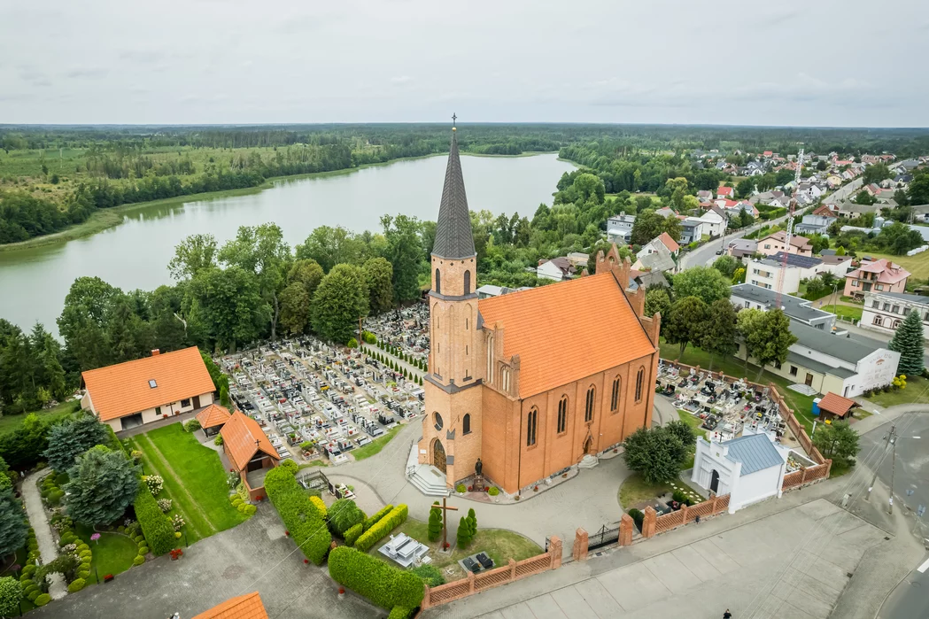 Kościół św. Trójcy w Raciążu (powiat tucholski), fot. Tomasz Czachorowski/eventphoto.com.pl dla UMWKP