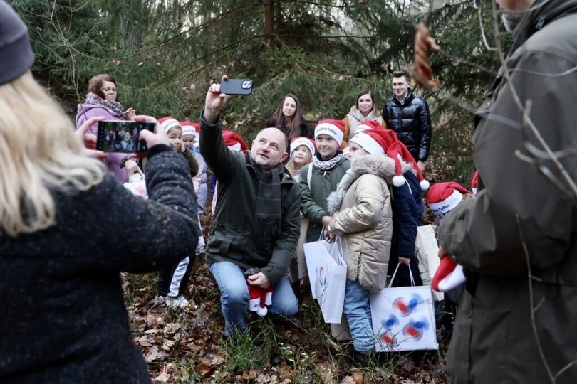 Marszałek razem z dziećmi wybrał świąteczne drzewko [ZDJĘCIA]