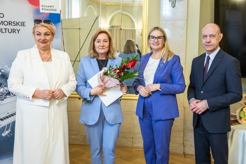Kto czyta, żyje podwójnie! Gratulacje dla dyrektorki Marzanny Pieniążek [ZDJĘCIA]