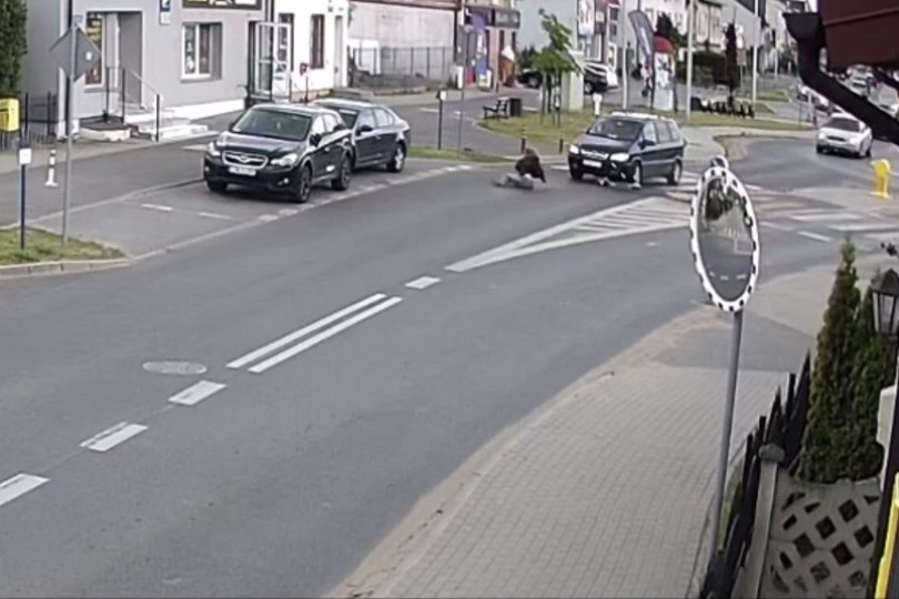 W centrum miasta auto uderzyło w nastolatkę na hulajnodze [FILM]