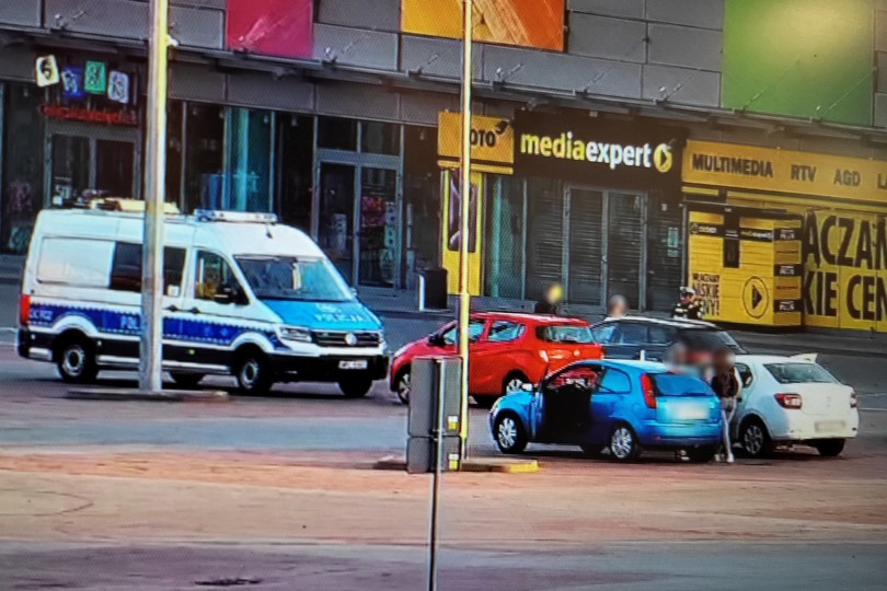 Młody kierowca bmw sklepowy parking pomylił z placem zabaw [ZDJĘCIA]