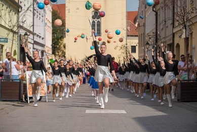 Konfrontacje Zespołów Mażoretkowych w Chełmnie. Szyk, gracja, feeria barw i radości [ZDJĘCIA, WYNIKI