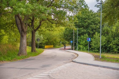 Z rowerzystą z Chełmna porządkujemy oznakowanie przy drodze nad Jezioro Starogrodzkie [ZDJĘCIA]