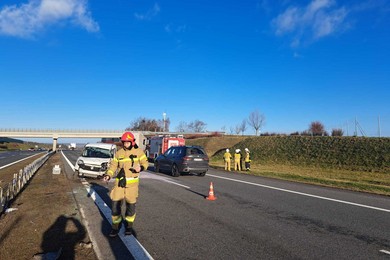 Skasował barierki i znak na A1. Kierowcę zabrała policja [ZDJĘCIA]