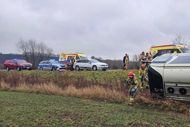 Wypadek autobusu pod Chełmnem. Są ranni i utrudnienia na drodze [ZDJĘCIA]