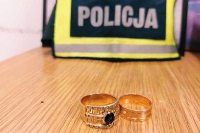 Myślała, że znalezione to niekradzione. Po złoto zapukali policjanci [ZDJĘCIA]