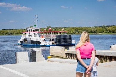 Bezpłatna przeprawa promowa „Flisak” znów przewozi pasażerów i pojazdy