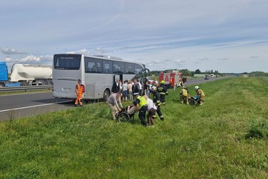 Ewakuacja niepełnosprawnych dzieci na A1. Pomagali wszyscy [ZDJĘCIA]