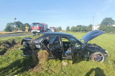  Wypadek pod Chełmnem. Lexus wylądował na polu [ZDJĘCIA]