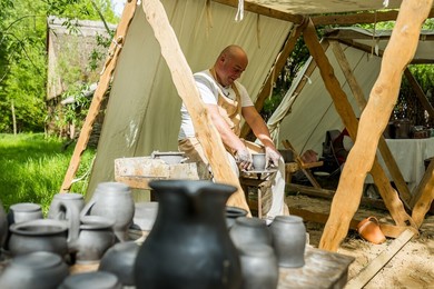 Wakacje z muzeum archeologicznym. Biskupińskie podróże w czasie [ZDJĘCIA]