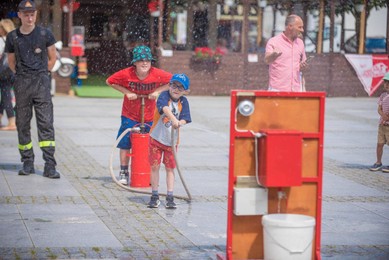 Profilaktyczny czwartek. Zabawa z policjantami, strażakami i strażnikami z Chełmna [ZDJĘCIA]