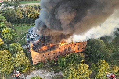 Wielki pożar zabytkowego młyna pod Chełmnem. Skąd tam się wziął ogień? [ZDJĘCIA]