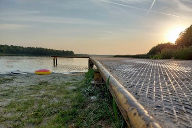 Dramat nad jeziorem. Nastolatek uderzył głową o pomost, wpadł do wody i nie wypłynął