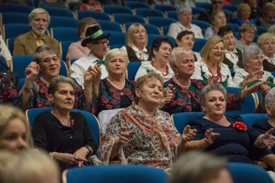 „Złoty Jesienny Liść”. Seniorzy wystąpili na dużej scenie w Chełmnie [ZDJĘCIA]