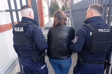 Policjanci weszli do mieszkania w Chełmnie. Zatrzymali młodą kobietę