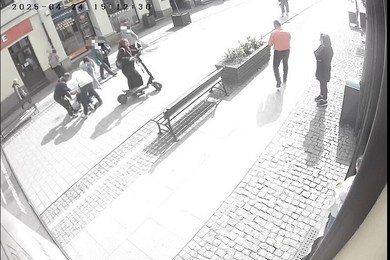 W centrum Chełmna potrąciła na hulajnodze kobietę i uciekła [ZDJĘCIA]