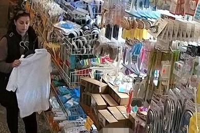 Okradła kobietę w sklepie w centrum miasta. Kto ją rozpozna? [ZDJĘCIA]