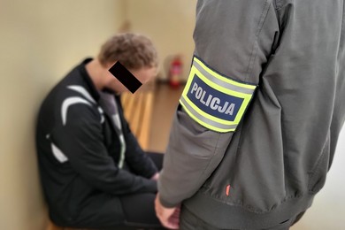 Przed policjantami schował się między słoikami