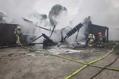 Pożar pod Chełmnem. Budynek spłonął doszczętnie [ZDJĘCIA]