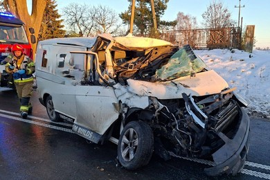 Pod Chełmnem bus zderzył się z ciężarówką [ZDJĘCIA]