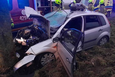 Wypadek pod Chełmnem. W rozbitym aucie był uwięziony człowiek [ZDJĘCIA]