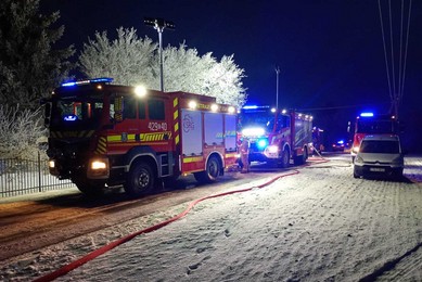 Pożar pod Chełmnem. Strażacy, policja i pogotowie w akcji [ZDJĘCIA]