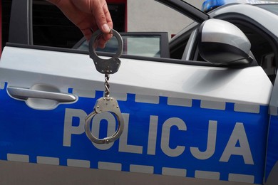 Podczas ucieczki ulicami miasta nastolatek rozbił policjantom radiowóz